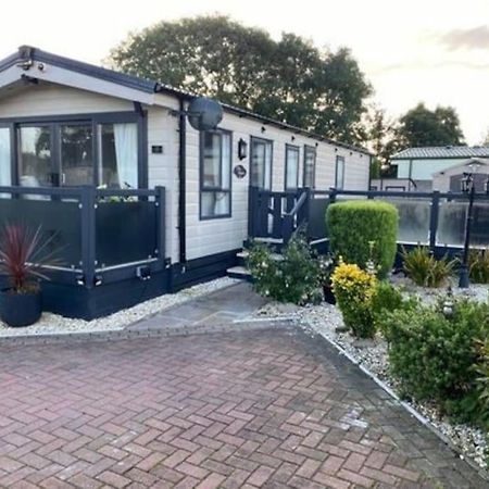 2 Bed, 2 Bath Lodge Style Caravan With Hot Tub & Private Garden At Patrington Haven Leisure Park Exteriör bild