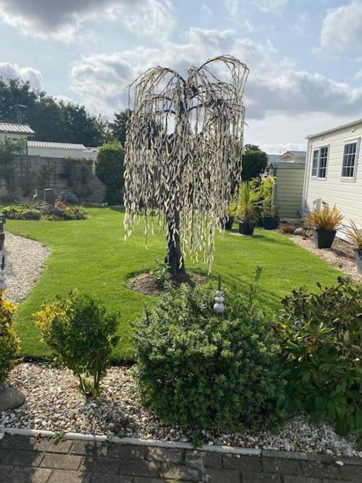 2 Bed, 2 Bath Lodge Style Caravan With Hot Tub & Private Garden At Patrington Haven Leisure Park Exteriör bild