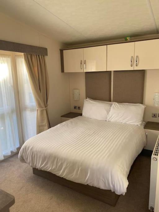 2 Bed, 2 Bath Lodge Style Caravan With Hot Tub & Private Garden At Patrington Haven Leisure Park Exteriör bild