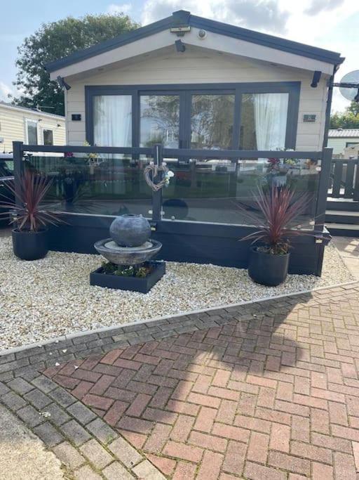 2 Bed, 2 Bath Lodge Style Caravan With Hot Tub & Private Garden At Patrington Haven Leisure Park Exteriör bild