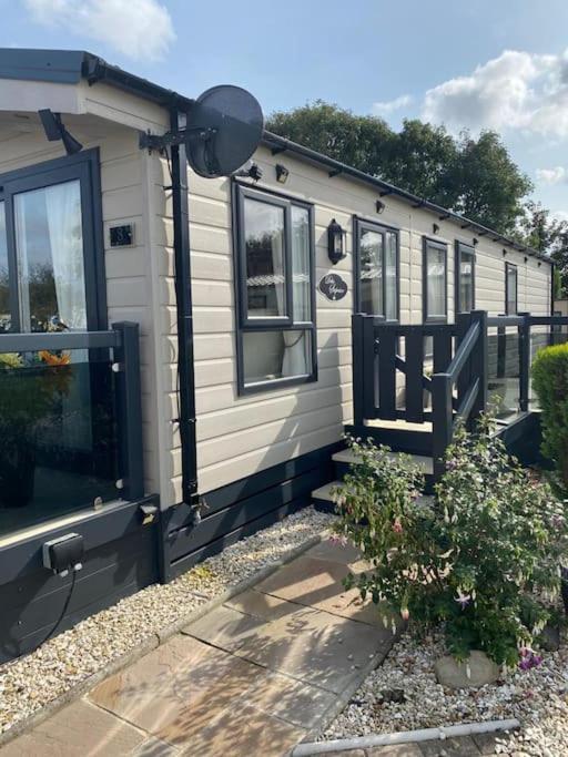 2 Bed, 2 Bath Lodge Style Caravan With Hot Tub & Private Garden At Patrington Haven Leisure Park Exteriör bild