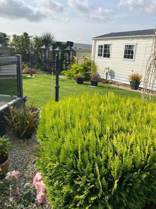 2 Bed, 2 Bath Lodge Style Caravan With Hot Tub & Private Garden At Patrington Haven Leisure Park Exteriör bild