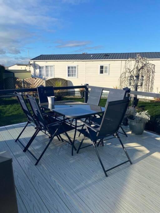 2 Bed, 2 Bath Lodge Style Caravan With Hot Tub & Private Garden At Patrington Haven Leisure Park Exteriör bild