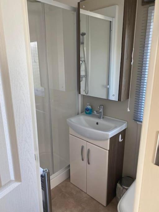 2 Bed, 2 Bath Lodge Style Caravan With Hot Tub & Private Garden At Patrington Haven Leisure Park Exteriör bild
