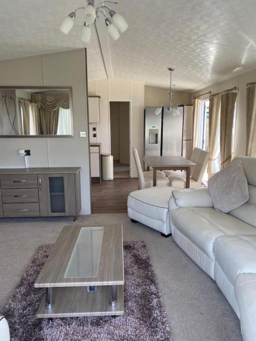 2 Bed, 2 Bath Lodge Style Caravan With Hot Tub & Private Garden At Patrington Haven Leisure Park Exteriör bild