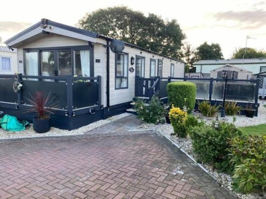 2 Bed, 2 Bath Lodge Style Caravan With Hot Tub & Private Garden At Patrington Haven Leisure Park Exteriör bild