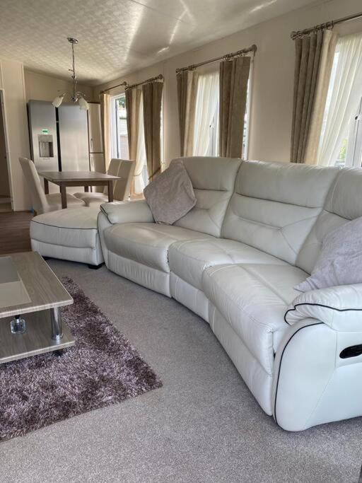 2 Bed, 2 Bath Lodge Style Caravan With Hot Tub & Private Garden At Patrington Haven Leisure Park Exteriör bild